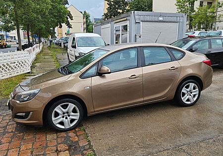 Opel Astra J Lim. 4-trg. Edition