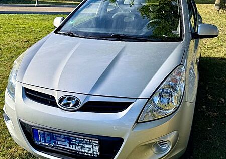 Hyundai i20 1.2 FIFA WM Edition * AHK * Top gepflegt