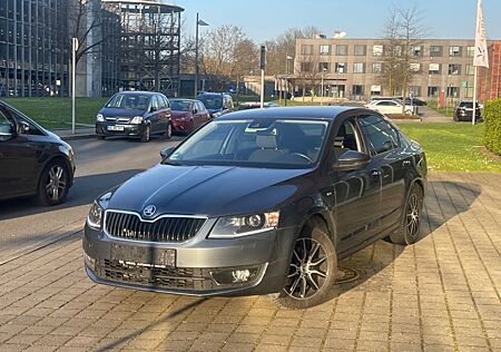 Skoda Octavia Lim. Joy 1.4L SHZ/NAVI/1.HAND/PDC/