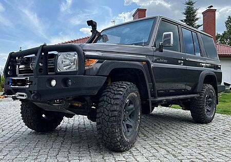 Toyota Land Cruiser J7 J76 HZJ76