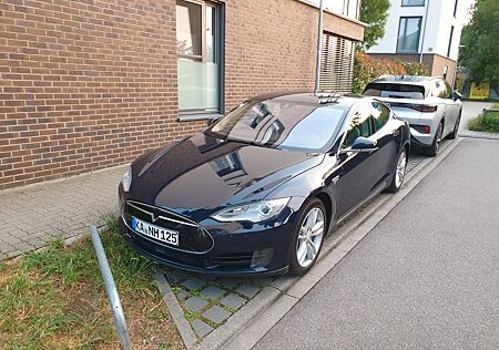 Tesla Model S 85 - free super charging