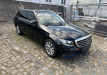 Mercedes-Benz E 220 d T Autom. -