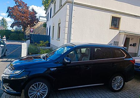 Mitsubishi Plug in Hybrid Outlander Outlander 2.4 Plug-in Hybrid AWD |Scheckheftgepf