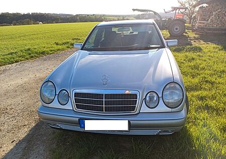Mercedes-Benz E 200 CLASSIC