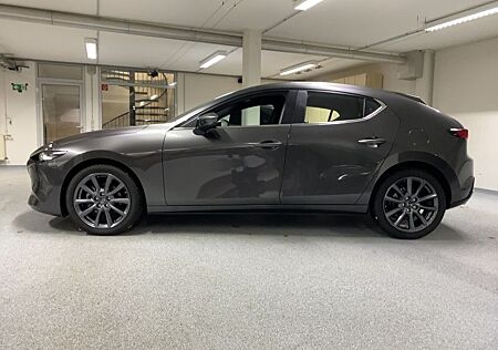 Mazda 3 e-SKYACTIV G 140 AT CENTRE LINE BLACK WEEKS