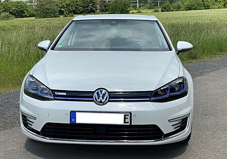 VW Golf Volkswagen e- DigCockp Navi ACC LED PDC KlimaA 8fach