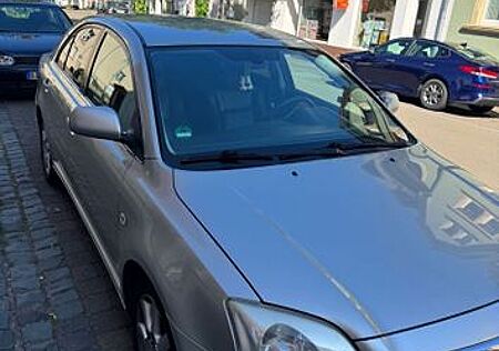 Toyota Avensis Combi Sol 2,2-l-D-CAT Sol