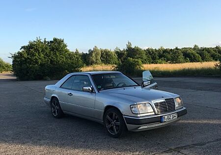 Mercedes-Benz 220 W124 CE