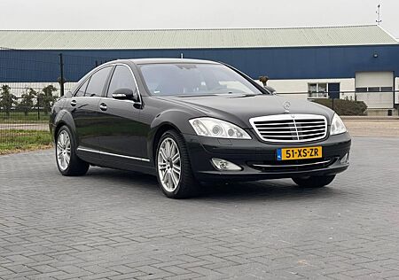 Mercedes-Benz S 420 LUCHTGEVEERD, V8, LEREN STOELEN, NL AUTO.