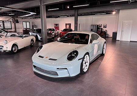 Porsche 992 S/T Shadegreen Heritage Package Stock
