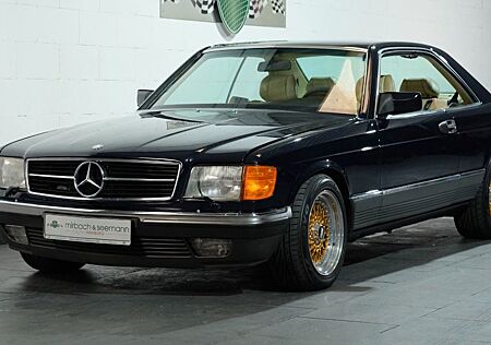 Mercedes-Benz 500 SEC in eleganter Farbkombination