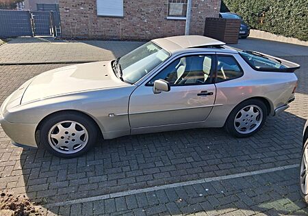 Porsche 944