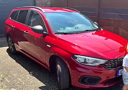 Fiat Tipo 1.4 16V STREET ROT mit Leichtmetallfelgen