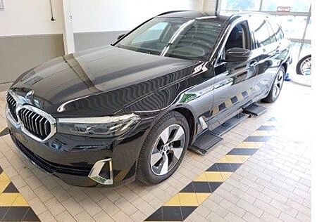 BMW 520d xDrive HUD/KomfMassagSitz/AHK/ParkAs/Winter