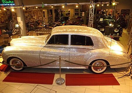 Rolls-Royce als einmalige kristalline  mobile Skulptur