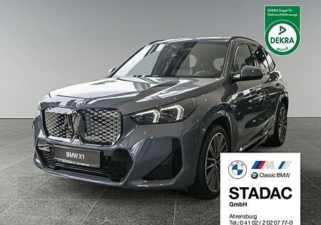 BMW iX1 xDrive 30 M-Sport, Pano AHK H K HUD Navi LED