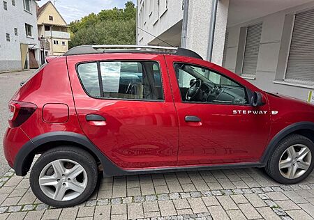 Dacia Sandero Stepway mit Dachbox 8 fach bereift.