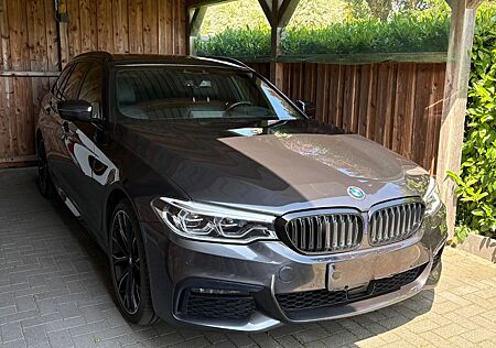 BMW 530d xDrive Touring M-Paket Pano AHK HUD