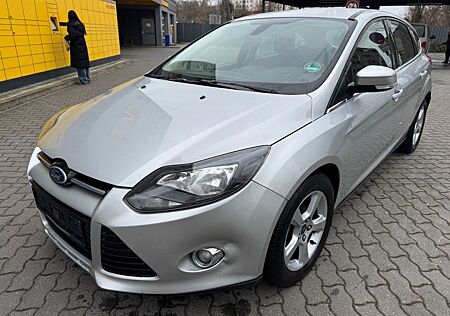 Ford Focus Lim. Titanium* TÜV NEU* SITZHEIZUNG*GARANT