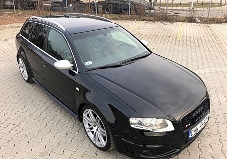 Audi RS4 4.2 quattro Avant -