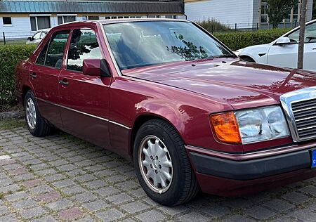 Mercedes-Benz 220 E