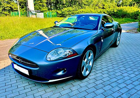 Jaguar XK 4.2L V8 Coupé -