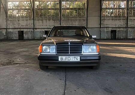 Mercedes-Benz 230 W124 230E mit Original Kennzeichen aus 1991