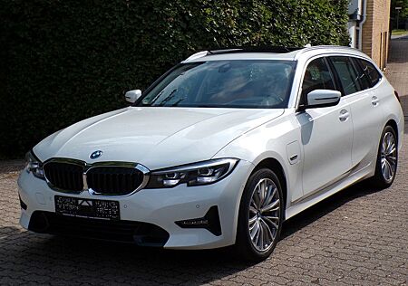 BMW 330e Sport Line/Pano/Kamera/Head-Up/W-Lan/AHK