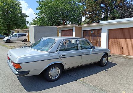 Mercedes-Benz 230 E (123)