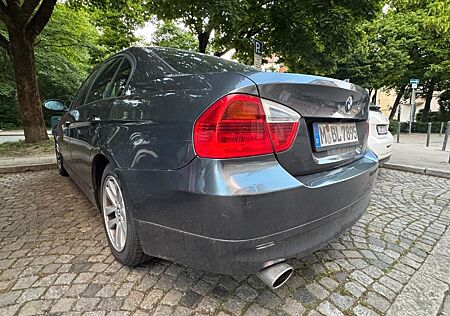 BMW 318i 129 PS - Navi Bluetooth Tempomat Lichtsen.