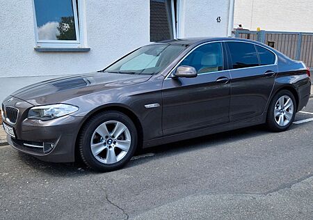 BMW 523i -