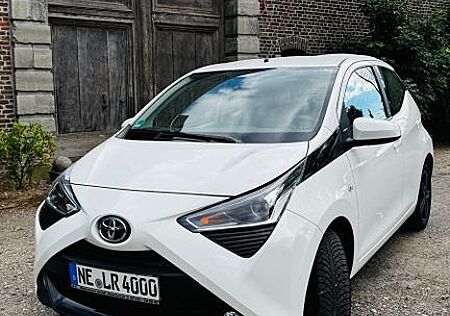 Toyota Aygo (X) Aygo (X) 1,0-l-VVT-i Team Deutschland x-shif...