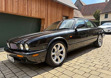 Jaguar XJR 4.0 * SCHECKHEFT* TOP GEPFLEGT*TÜV NEU