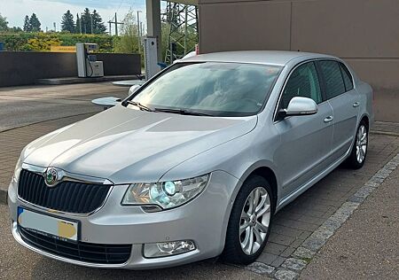 Skoda Superb 2.0 TDI DSG Elegance Wenig km