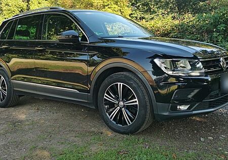 VW Tiguan Volkswagen 2.0 TDI SCR DSG 4MOTION | AHK|Pano-Dach