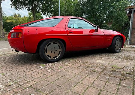Porsche 928