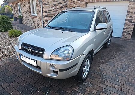 Hyundai Tucson 2.0 2WD Voll Leder HU neu wennig gelaufen