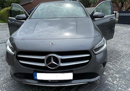 Mercedes-Benz B 180 -