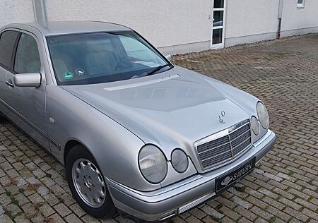 Mercedes-Benz E 200 ELEGANCE HU/TÜV NEU