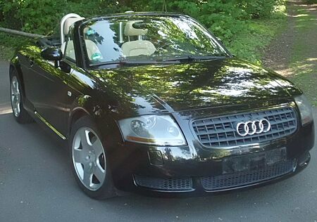 Audi TT Cabrio; schwarzmet.; TÜV 04/2027