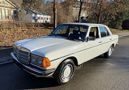 Mercedes-Benz 250 W123 Limousine erst 96200 KM TüV&H-Zul. neu