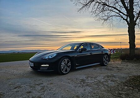 Porsche Panamera 4S Chrono Scheckheftgepflegt im Pz