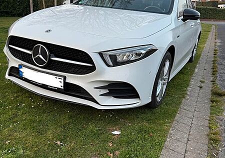 Mercedes-Benz 250 A e AMG Line|Night-Paket|Burmester|Ambiente