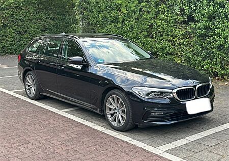 BMW 540i xDrive Touring Individual Azuritschwarz