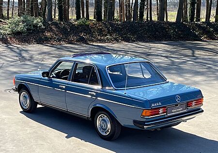 Mercedes-Benz 240 240D W123 Diesel, Labradorblau, sehr gepflegt