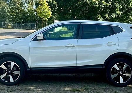 Nissan Qashqai 1.6 DIG-T 8 fach bereift Scheckheft