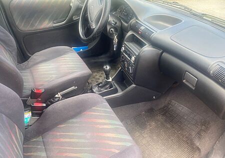 Opel Astra 1.6 -