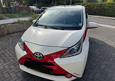 Toyota Aygo (X) Aygo 1,0-l-VVT-i x-play touch (EZ 2015, wie neu)