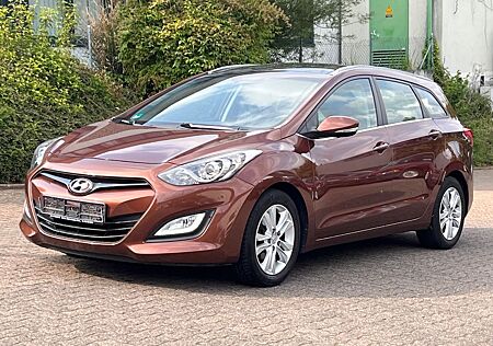 Hyundai i30 cw Style Klima+Panorama+Leder+1.Hand