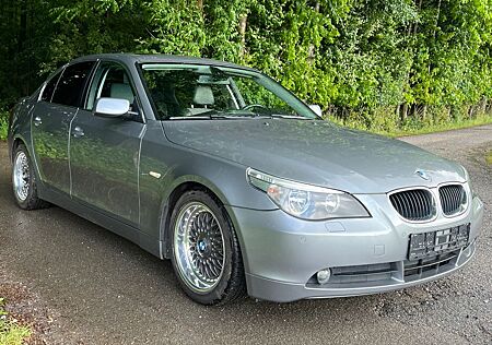 BMW 520i AHK Navi Glasdach el.Sitze Tempomat PDC